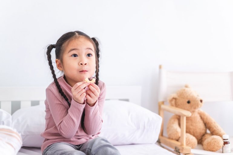 こどもがお菓子を食べる